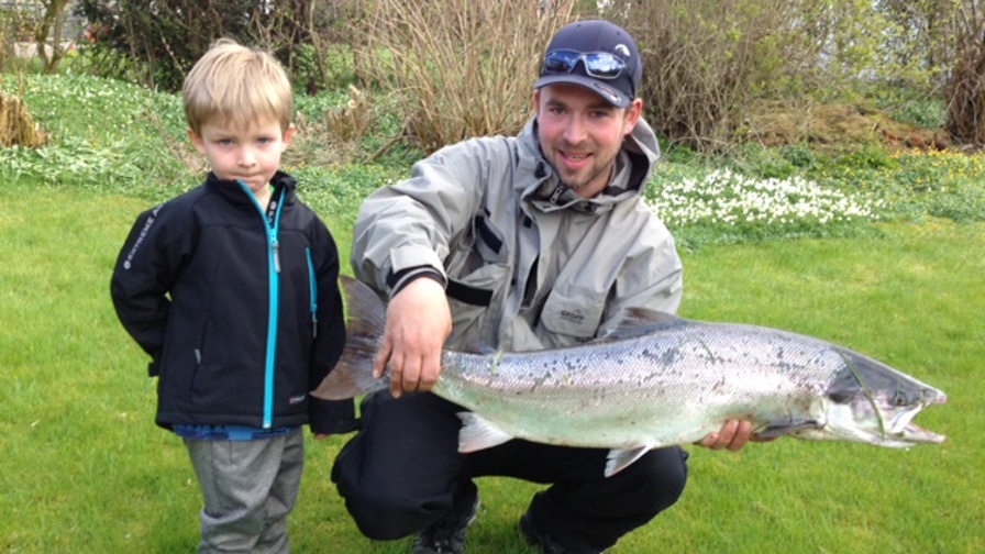 Steffan Jensen laks 8200 gram 95 cm grønå flue.JPG