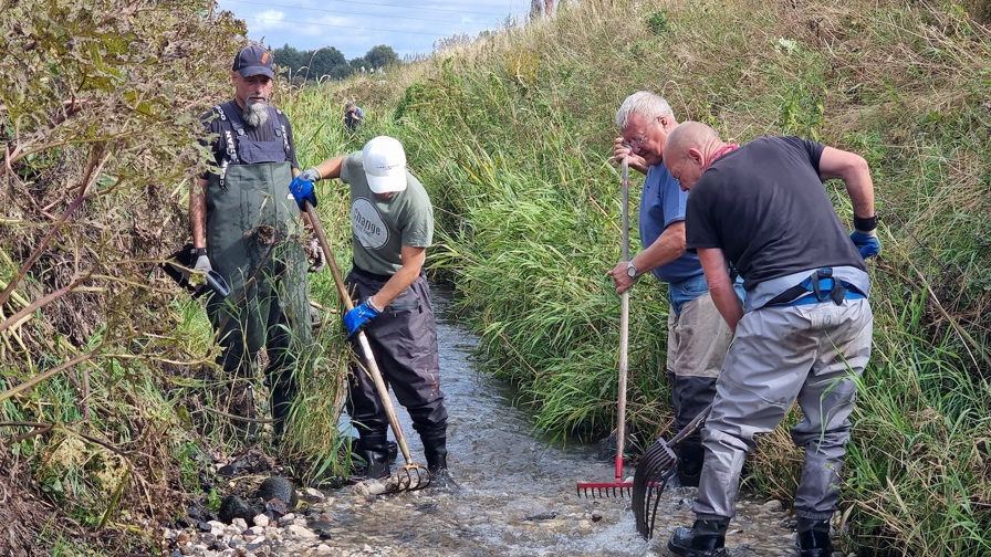 Billed, Frivillige Etablerer En Flot Gydebanke